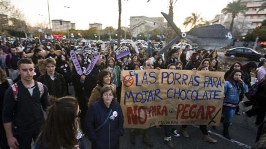 Un momento de la manifestación por los recortes educativos que ha tenido lugar esta tarde en Alicante