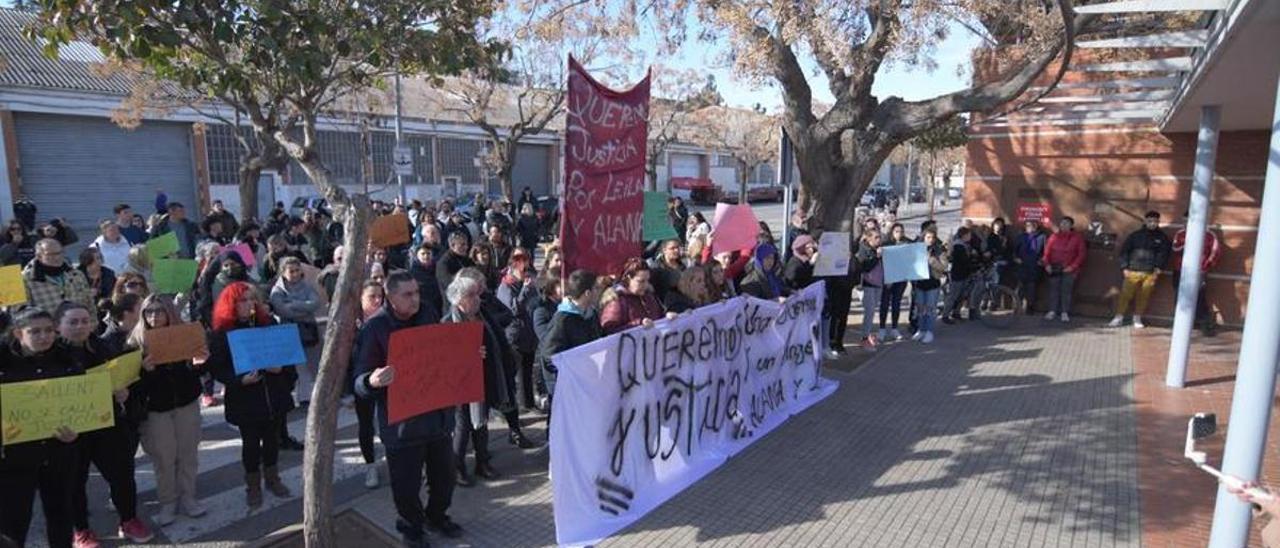 Manifestación a las puertas del instituto Llobregat de Sallent.