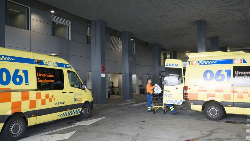 Ambulancias en la puerta principal de las Urgencias del Hospital Universitario (Chuac).  | // CASTELEIRO/ROLLER