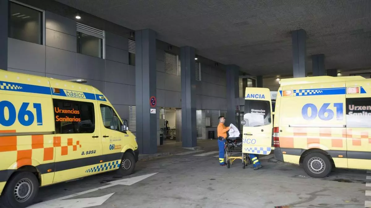 Traslado al Chuac un paciente del Hospital Abente y Lago tras sufrir quemaduras en un incendio