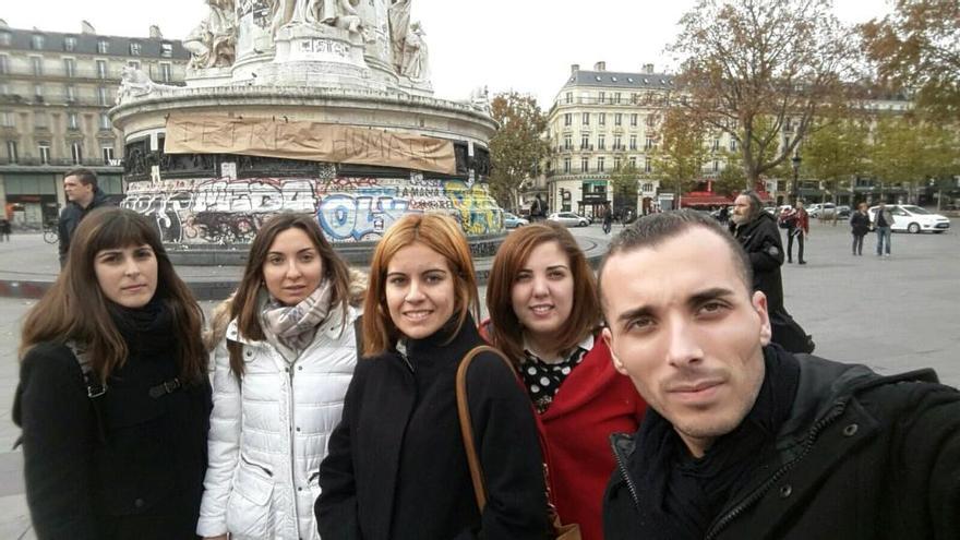 María, Judith, Julia, Gloria y José Luis, que visitaban París este fin de semana.