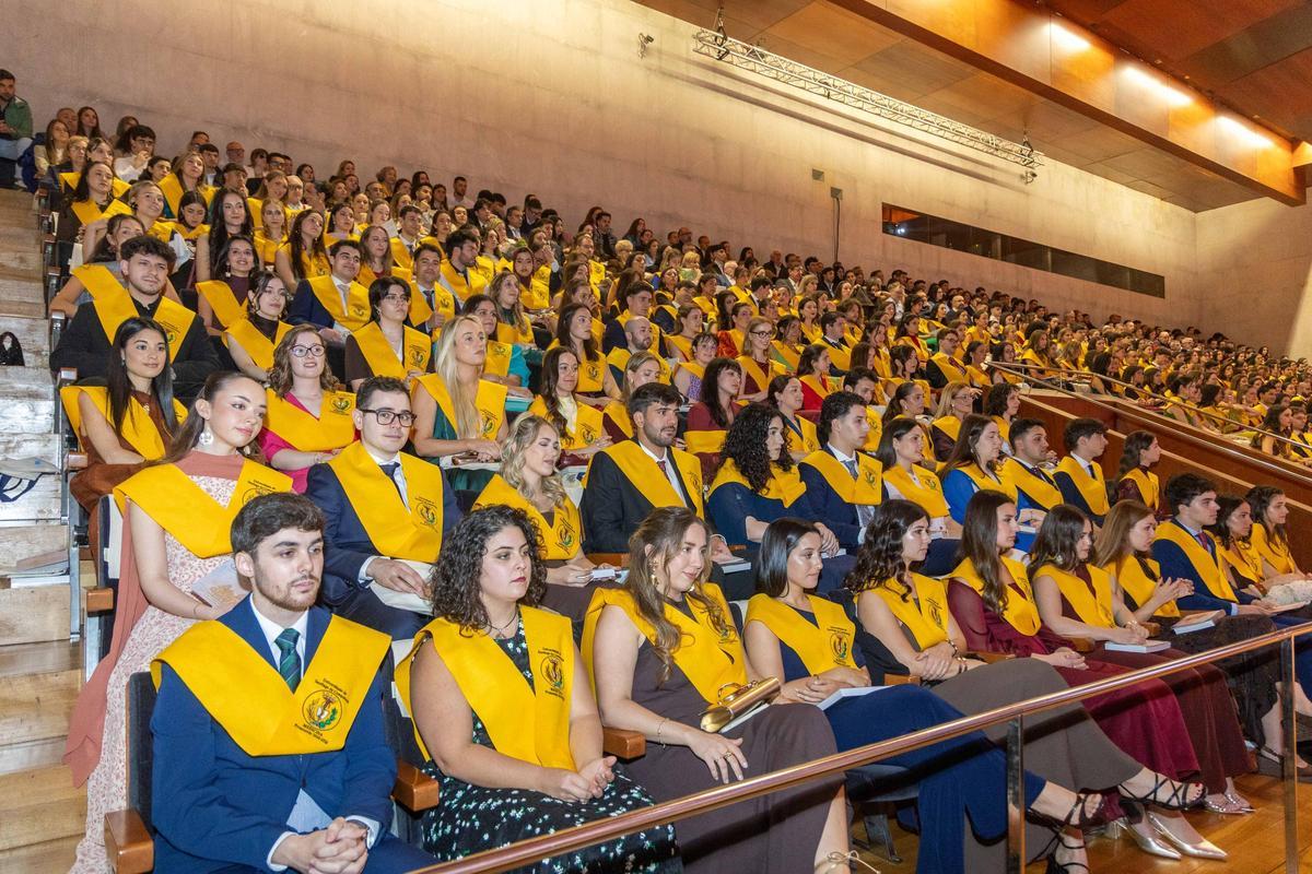 Trescientos alumnos de Medicina de la USC se gradúan con Victoria Sampayo y Andrés Soto como padrinos de la promoción Trescientos alumnos de Medicina de la USC se gradúan con Victoria Sampayo y Andrés Soto como padrinos de la promoción