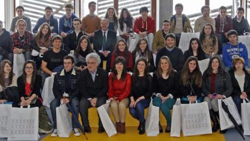 El rector, en el centro, y el vicerrector de Alumnado, Docencia y Calidad, en primera fila, rodeados de los alumnos premiados.  // Fotos: Marta G. Brea