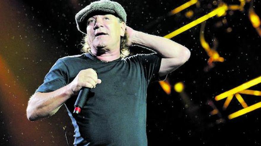 El cantante Brian Johnson,
durante un concierto de AC/DC
en Sídney.  | // JOEL CARRETT / EFE