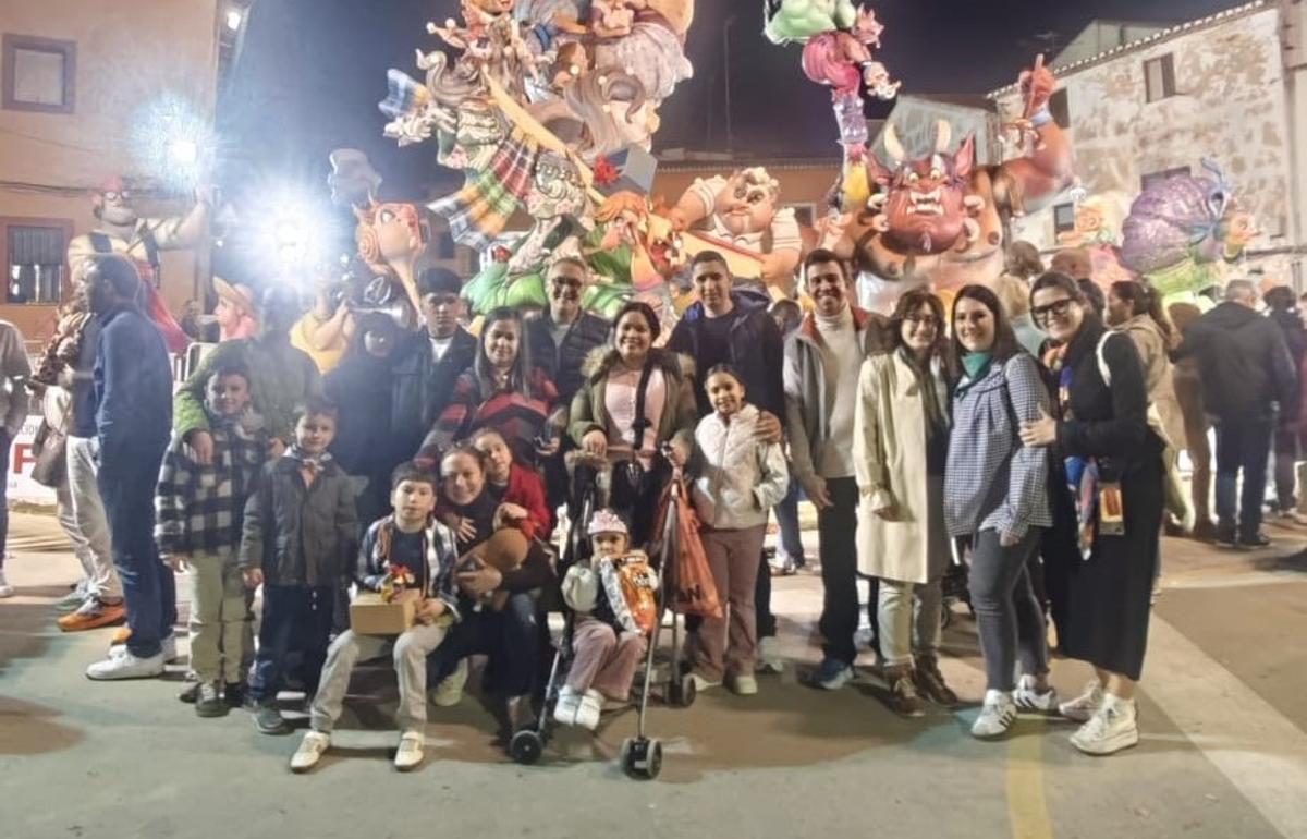 Participantes en la Tarde Fallera de Santos Juanes de Xàtiva en la visita a las fallas del barrio.
