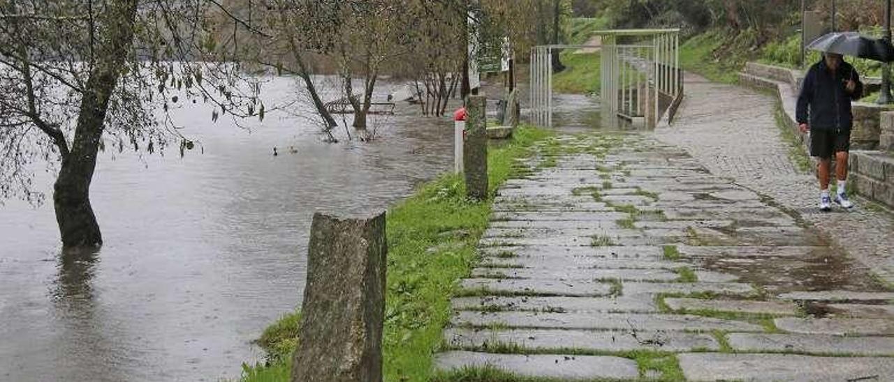 Acceso a la zona de O Tinteiro anegado. // Jesús Regal