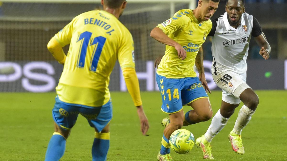 Álvaro Lemos, perseguido por el ‘Puma’ Rodríguez, conduce el balón y Benito espera en la banda un posible pase, en el UD-Sporting del pasado domingo. | | ANDRÉS CRUZ