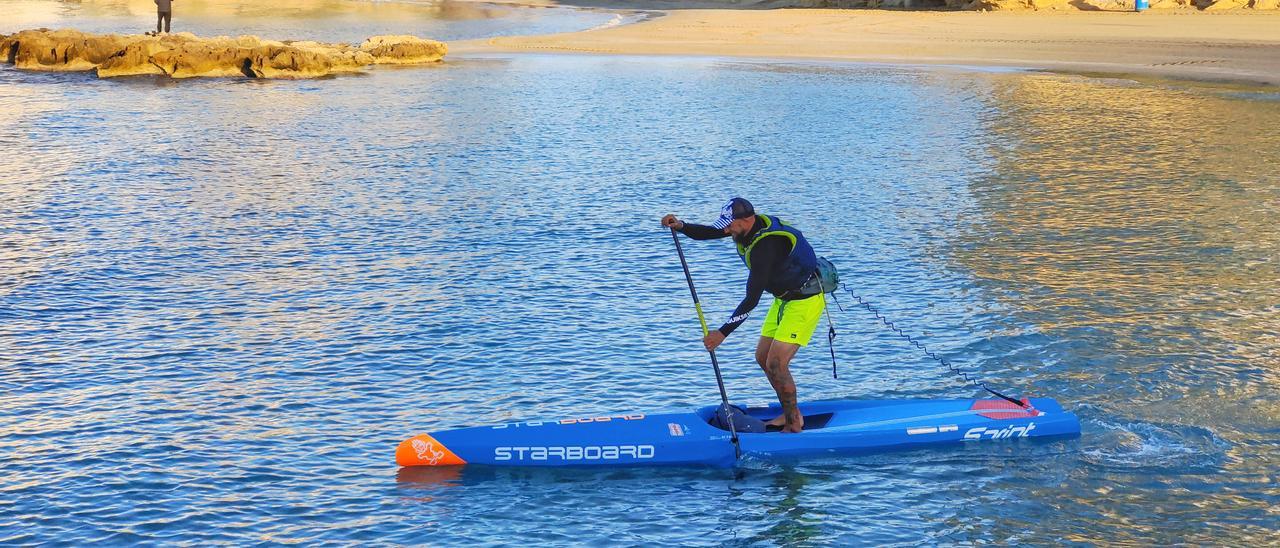 Enrico Grossi, en una de las diez etapas de la travesía Mediterranean SUP Action a su paso por Calpe.