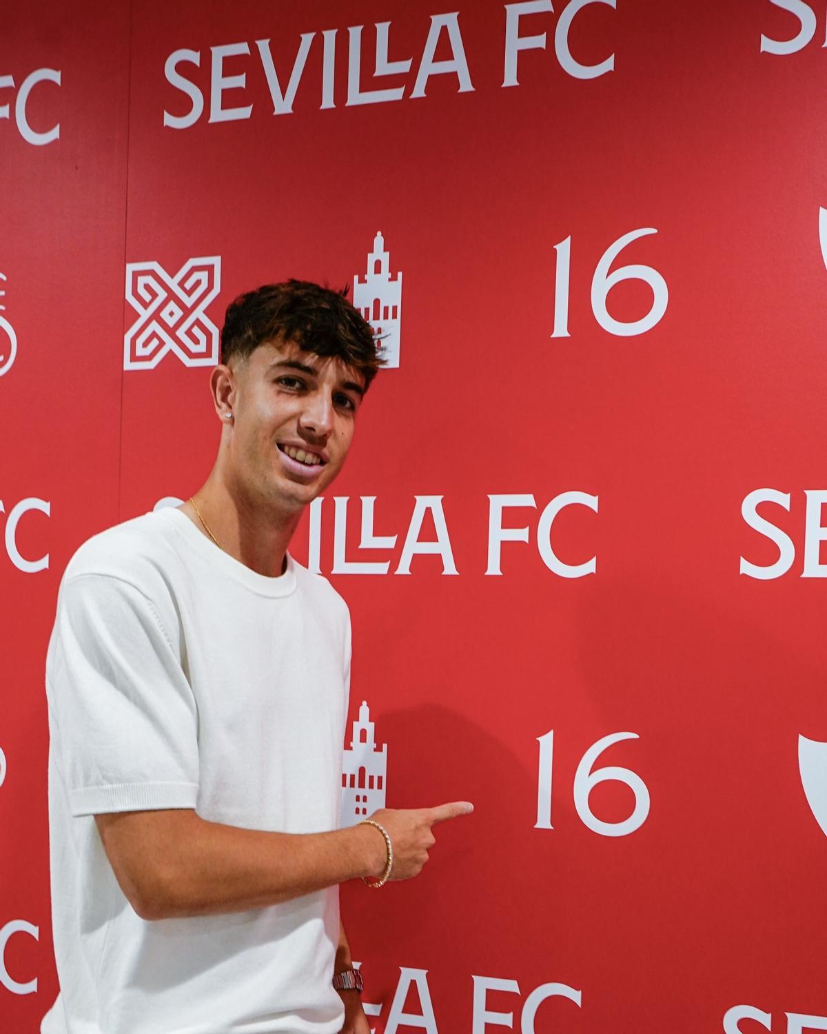 Miguel Sierra, tras su renovación