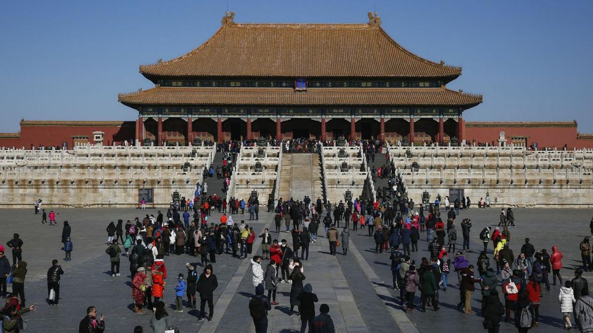 Desenes de turistes a la Ciutat Prohibida de Pequín. | ROMAN PILIPEY / EFE
