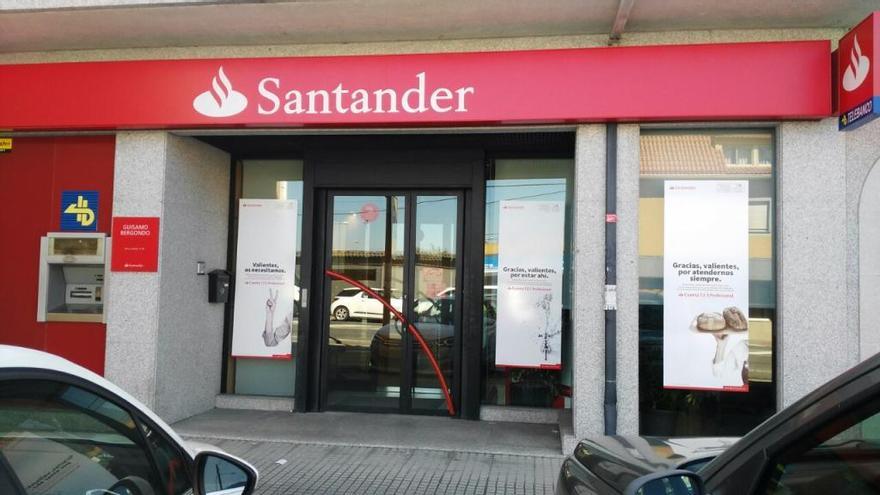 Un atracador se lleva 4.000 euros a punta de pistola en una sucursal bancaria de Guísamo