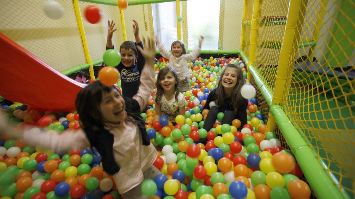 Varios niños disfrutan en la zona infantil de un establecimiento hostelero gallego.