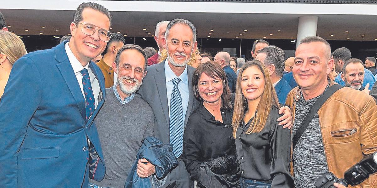 El alcalde de Elda, Rubén Alfaro; el  asesor del grupo socialista en la Diputación Gonzalo García; el jefe de Gabinete de Alcaldía de Elda, Juan Carlos Pérez Gil; la concejala de Turismo de Elda, Rosa Vidal; la responsable de redes sociales del Ayuntamiento de Elda, Sara Sánchez; y el fotógrafo Jesús Cruces.