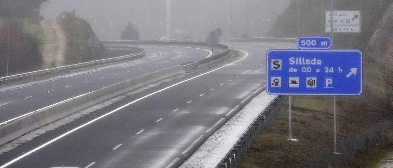 Tramo de la autopista cerca de la estación de servicio situada a la altura de Silleda. // Bernabé/Javier Lalín