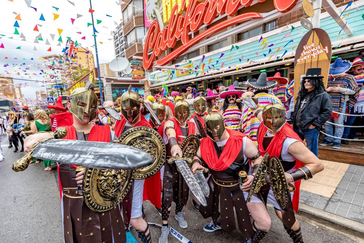 Los británicos desafían a la lluvia y celebran su "Fancy Dress Party" en Benidorm