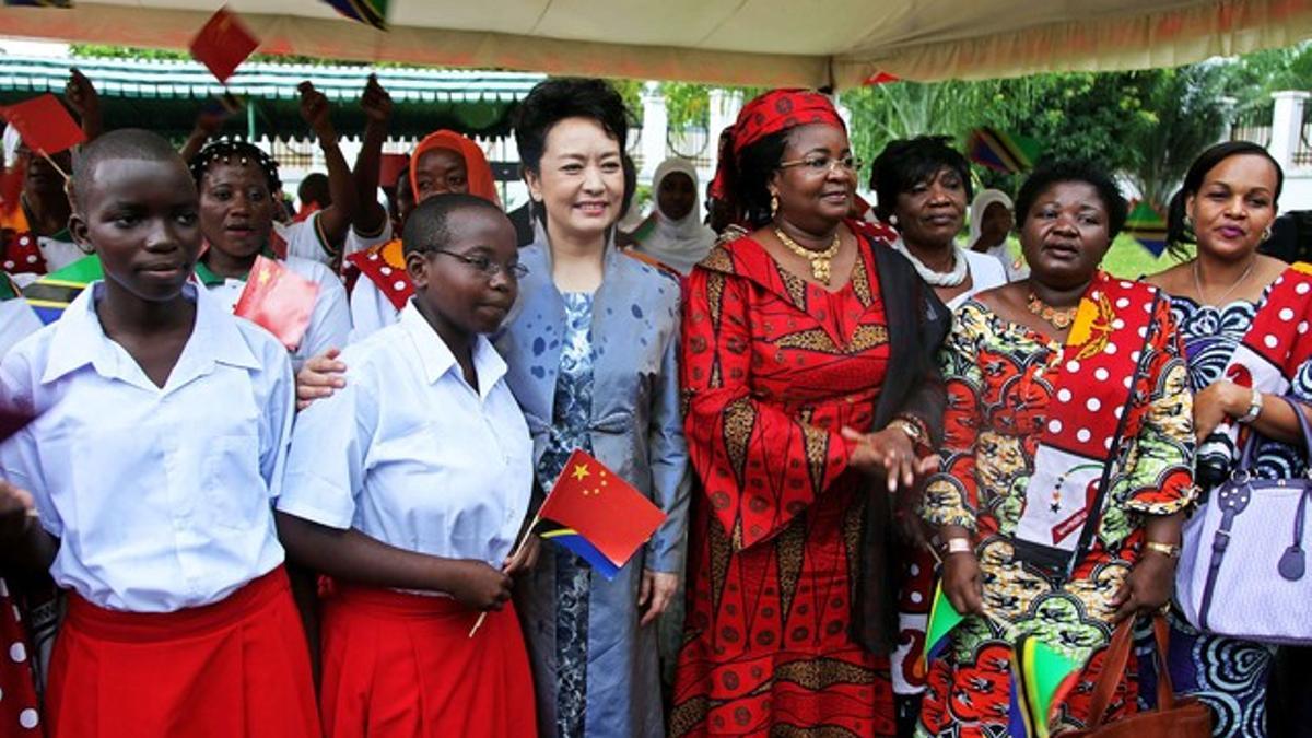 La primera dama china, Peng Liyuan, junto a su homóloga de Tanzania, Salma Kikwete, en Dar Salaam (Tanzania), este lunes.