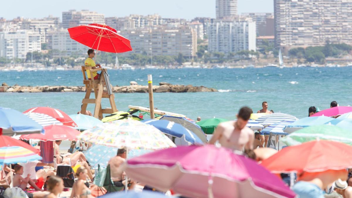 Agosto llega con las playas al completo en Alicante