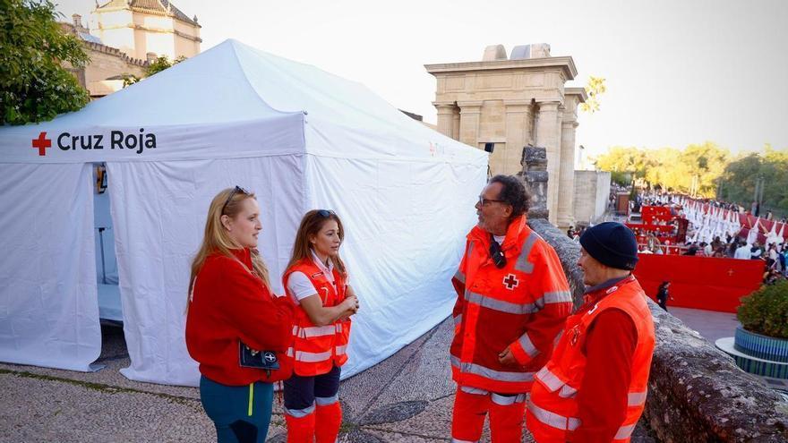 Un costalero, atendido por la Cruz Roja en el Patio de los Naranjos de la Catedral de Córdoba al sufrir un posible accidente cardiovascular