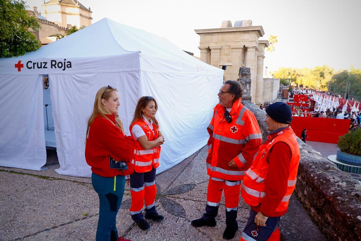Equipo de Cruz Roja en la carrera oficial de Córdoba. Personal de este hospital de campaña realizó las primeras pruebas al costalero, que fue derivado al Reina Sofía.
