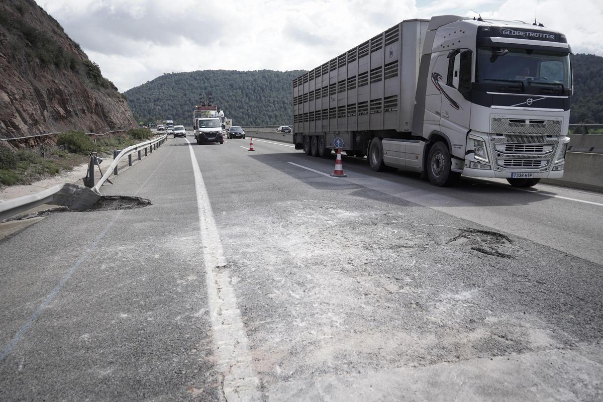 Así ha quedado la calzada del Eix Transversal en Rajadell tras la caída de una roca gigante