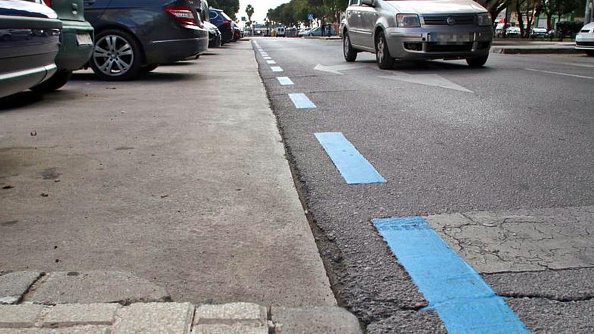 Vehículos aparcados en una zona azul de Málaga.