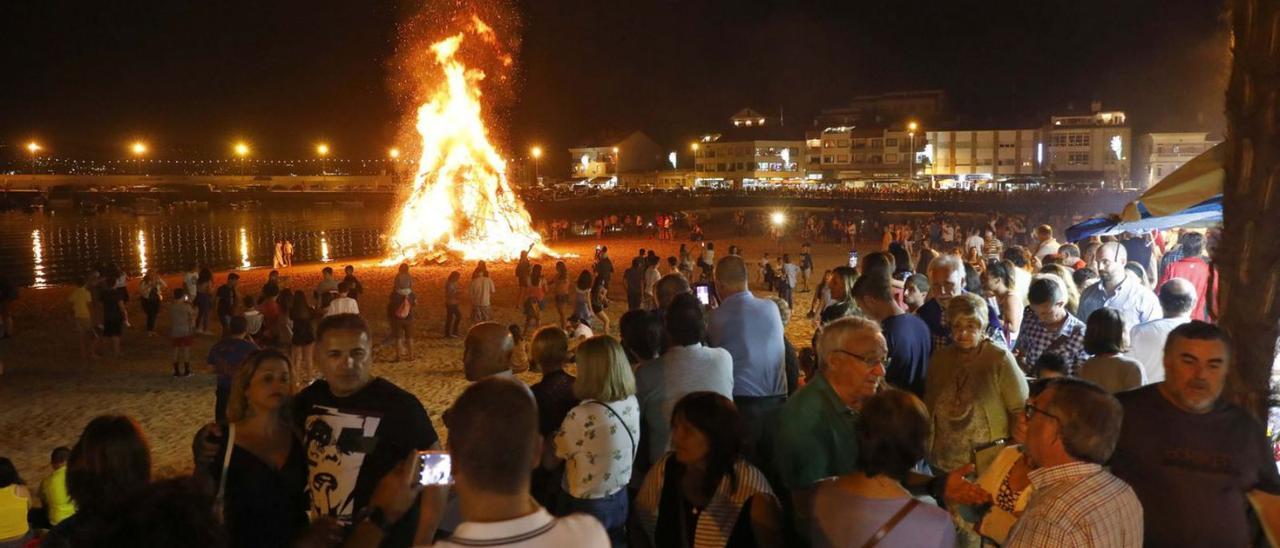 Una de las últimas hogueras de San Xoán en Panxón. |   // CRISTINA GRAÑA