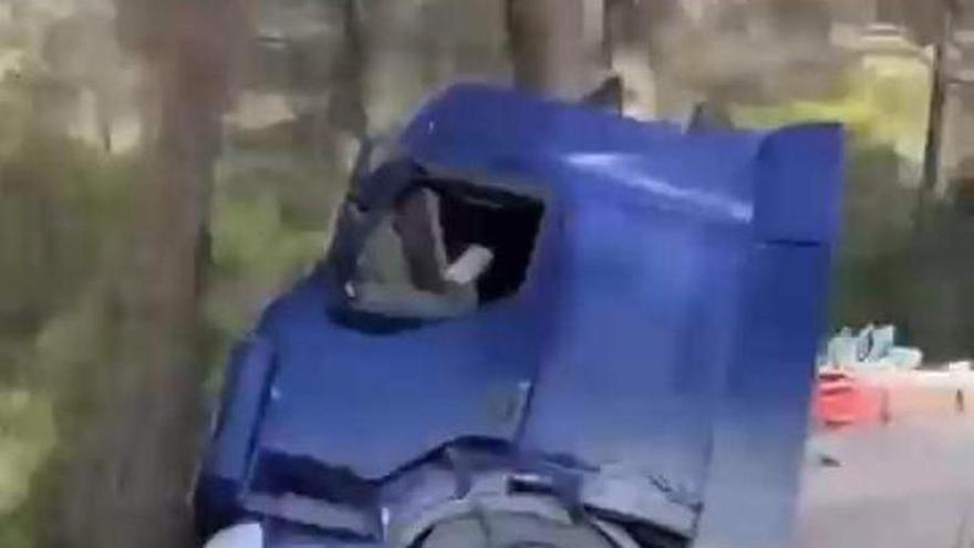 Vídeo: Un camión cae por un desnivel de cuatro metros en Ibiza