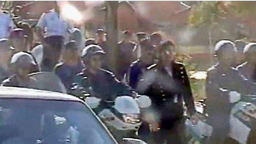 Combo de imágenes del fallecido Michael Jackson escoltado por varios agentes en Madrid.