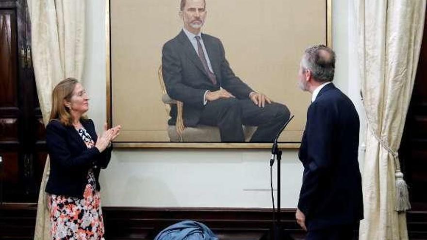 Pastor aplaude al pintor Hernán Cortés, ante el retrato oficial de Felipe VI instalado ayer en el Congreso de los Diputados. // Efe