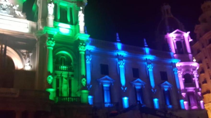 Prueba de iluminación con la bandera arcoiris en la fachada del Ayuntamiento de València