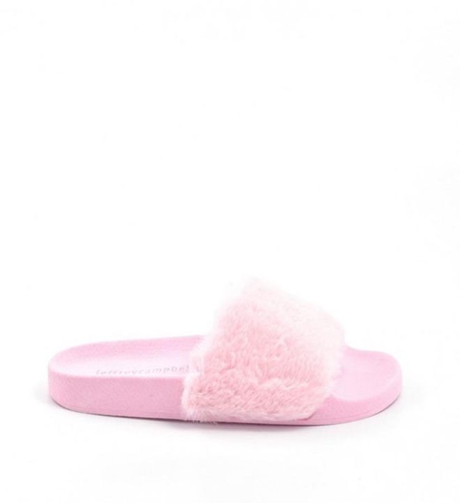 Sandalia plana de pelo rosa, de Jeffrey Campbell