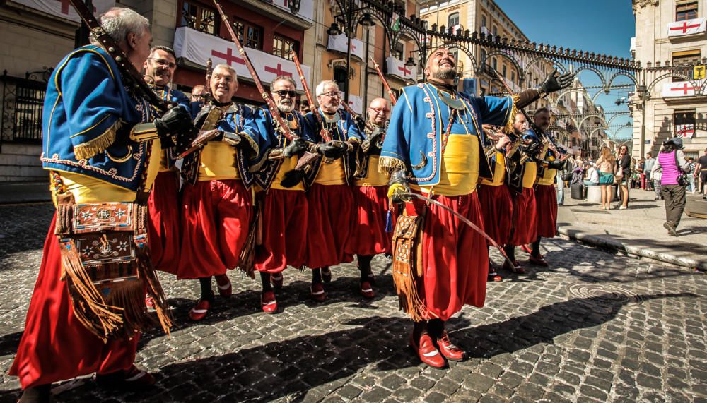 La procesión de la reliquia es uno de los actos que más agradan a los alcoyanos en el día dedicado al patrón San Jorge.