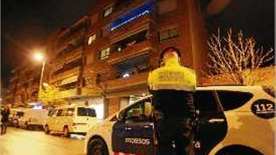 Detinguts els pares del nen trobat mort en un pis de Girona