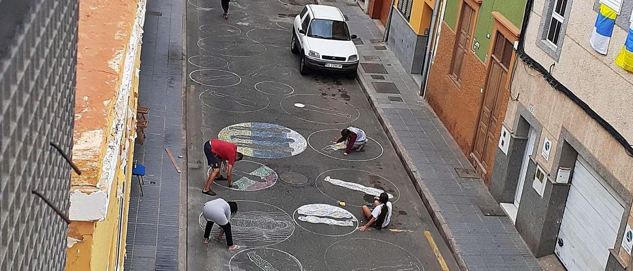 Los residentes de la calle Tauro confeccionan la alfombra de este año en honor a la Luz