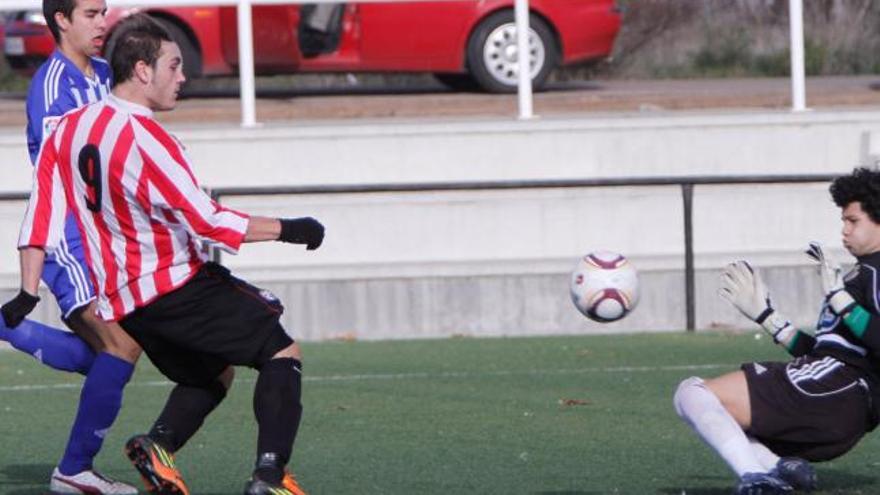 Piriz falla un claro mano a mano ante el meta de la Ponferradina B.