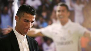 Cristiano Ronaldo, en el acto de su renovación con el Madrid, el pasado mes de noviembre, en el Bernabéu.