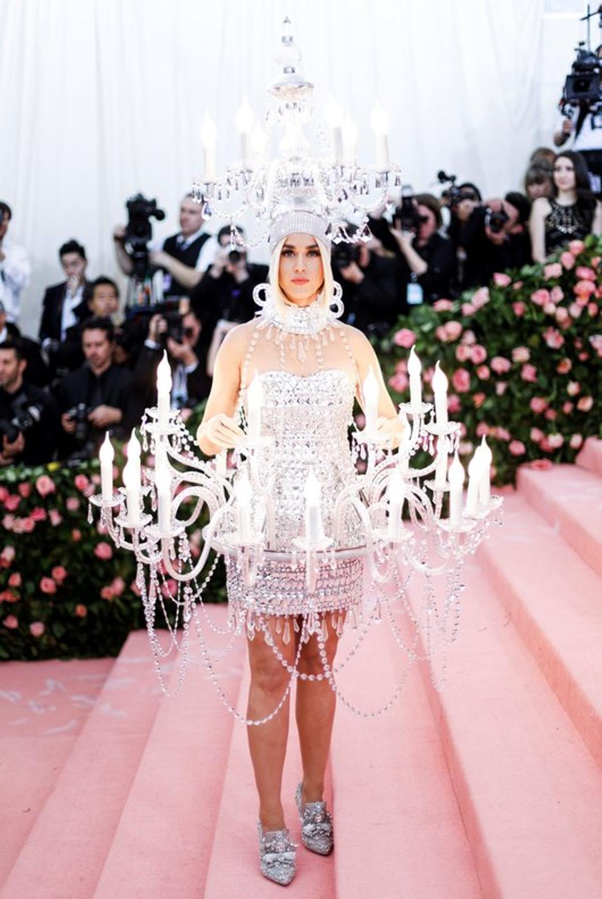 Katy Perry, con su modelo candelabro de Moschino.