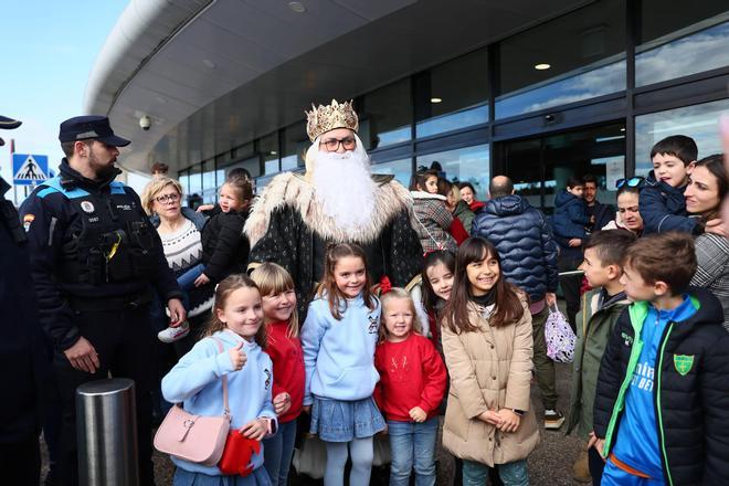 EN IMÁGENES: Así ha sido la llegada de los Reyes Magos al Aeropuerto de Asturias
