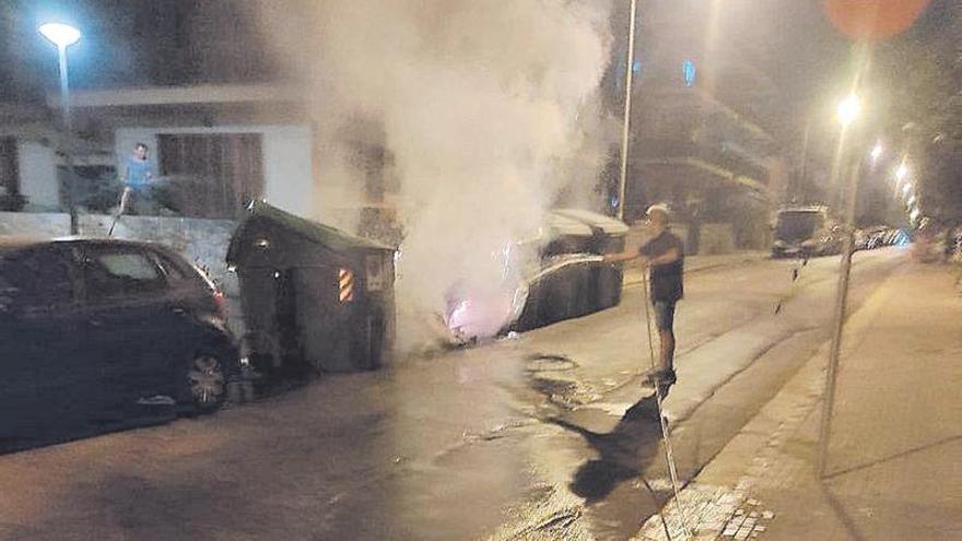 Un vecino de la Playa de Palma  se enfrentó en solitario al incendio.