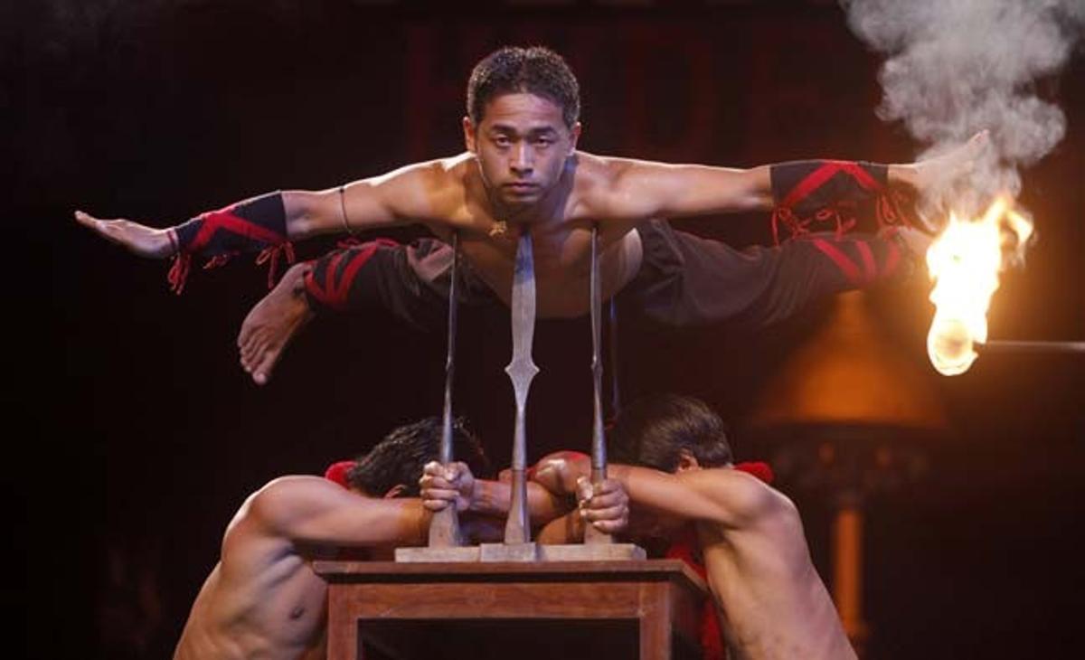 Un artista indi s’ajeu sobre uns ganivets en una actuació de l’Octave 2010 a Haidarabad (Índia). El festival, que dura quatre dies, mostra l’art i la cultura dels estats indis del nord-est de Haidarabad.