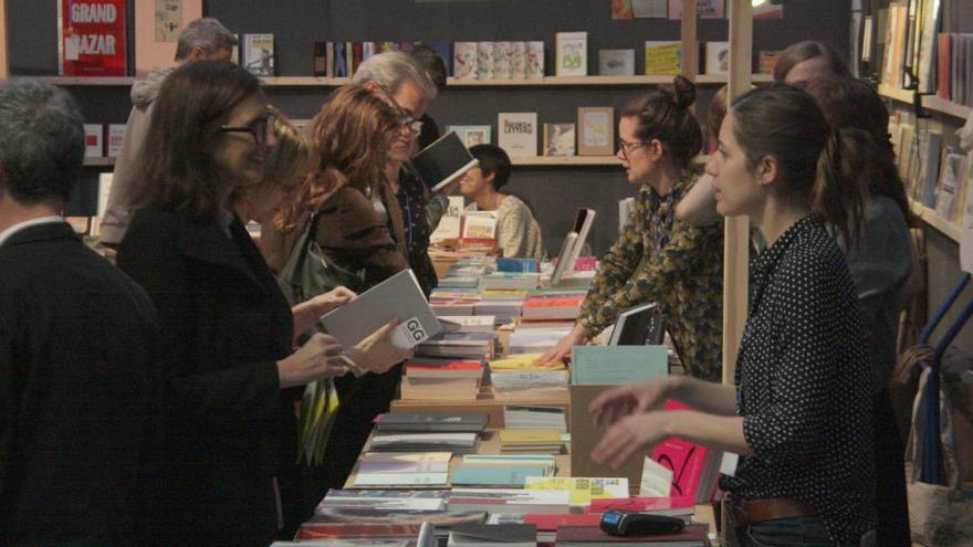 Participants i estands d&#039;expositors a la fira ArtsLibris a l&#039;Arts Santa Mònica en l&#039;edició de l&#039;abril del 2017