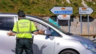 ¡Atención! La DGT está multando a los conductores por hacer esto tan habitual...fuera del coche