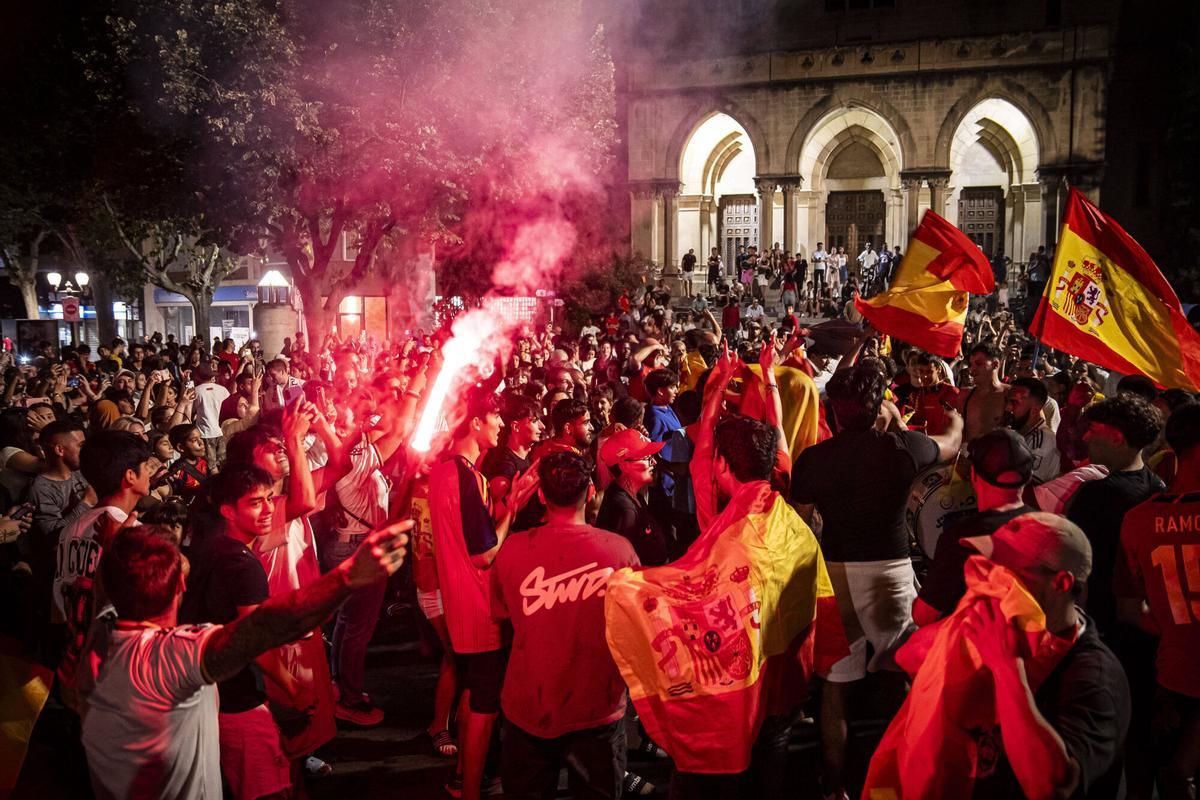 Les millors imatges de la celebració a Manresa del triomf de la Roja al Mundial
