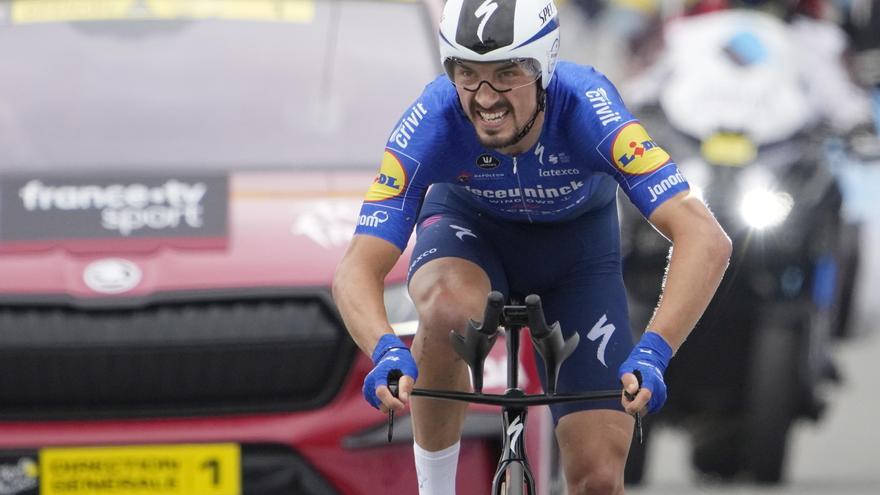 El francés Alaphilippe revalida su corona a lo grande y sigue de arcoíris