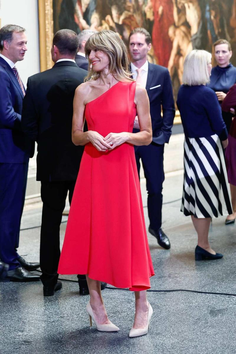 El look de Begoña Gómez, con vestido de Marcos Luengo, para la cena en el Museo del Prado con los representantes de la OTAN