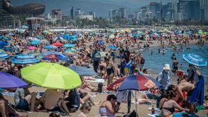 Ambiente de verano en una playa de Barcelona