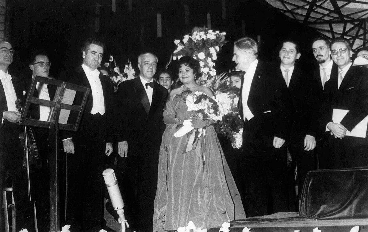 Fotografía de archivo de la soprano catalana Victoria de los Ángeles, tomada en el estreno mundial de "La Atlántida" de Manuel de Falla en el gran Teatro del Liceo de Barcelona el 24-11-1961.