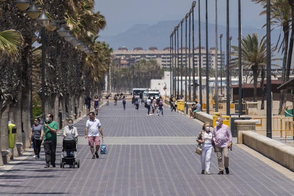 Playas y terrazas llenas en València en los primeros días de la fase 1