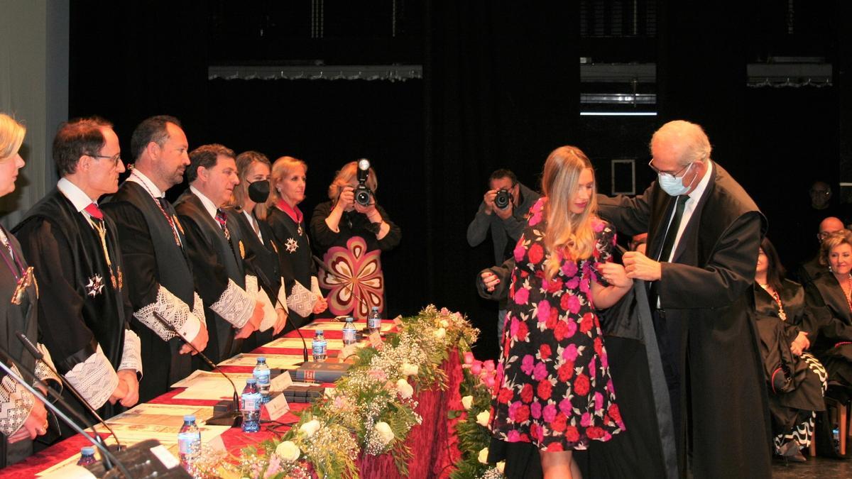 Luis García Albarracín ayudaba a ponerse la toga el pasado año a su hija Ángela a la que apadrinaba durante su solemne jura en el Teatro Guerra.