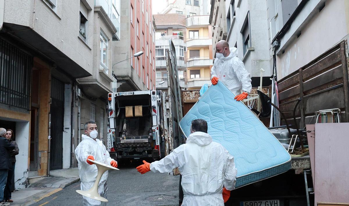 Así fue el vaciado de un piso asolado por la basura en Vigo